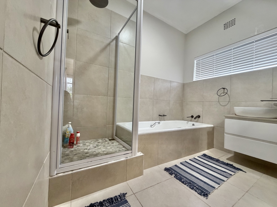 4 Bedroom Property for Sale in Paradise Beach Eastern Cape